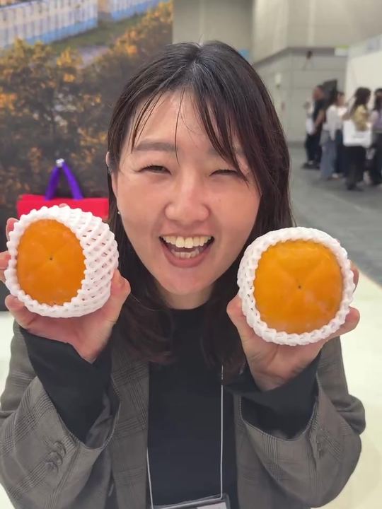 嘉黒を両手に持つ来場者