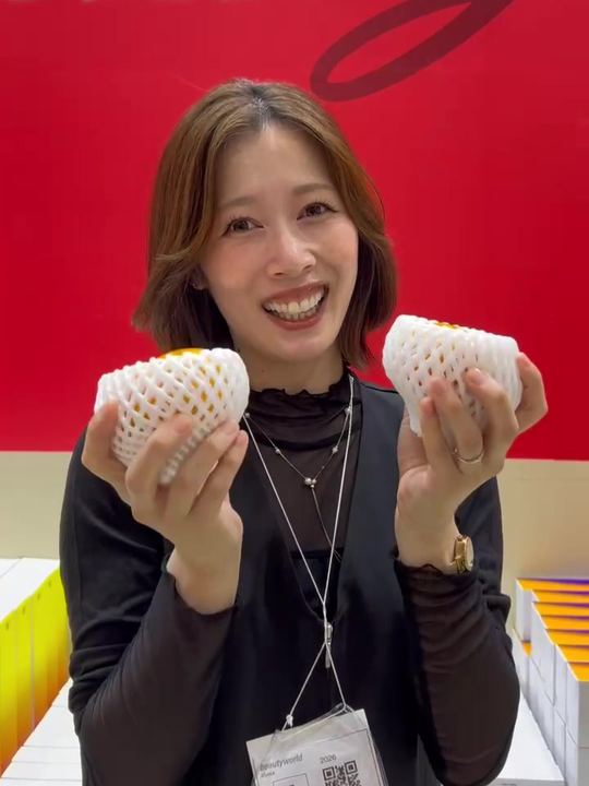 嘉黒を手にした来場者
